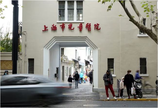 مردم در 24 نوامبر 2023 در خارج از بیمارستان کودکان در شانگهای، چین ایستاده اند.